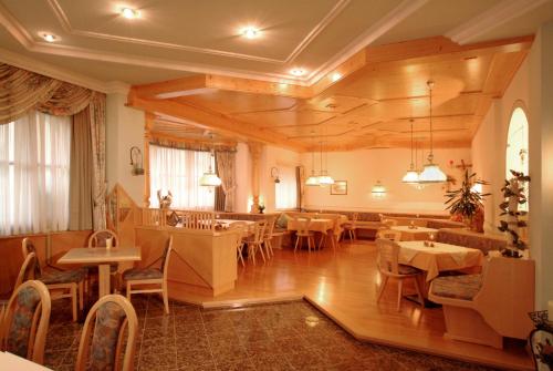 - un restaurant avec des tables et des chaises dans une salle dans l'établissement Gästehaus Sägemühle, à Russbach am Pass Gschütt