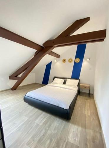 Posteľ alebo postele v izbe v ubytovaní La Résidence des Célestins - Appartement Duplex N15 - Centre Vichy