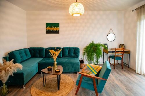 ein Wohnzimmer mit einem blauen Sofa und einem Tisch in der Unterkunft Holiday home Tilia in Slatinski Drenovac