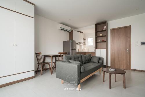 Гостиная зона в Lux Westlake Studio