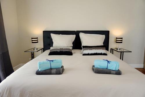 カーニュ・シュル・メールにあるVilla Carlaの白い大型ベッド(青い枕2つ付)