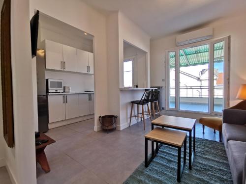 un salon et une cuisine avec un canapé et une table dans l'établissement Le SAINT PIERRE, à Nice
