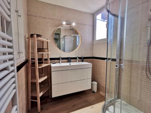 une salle de bain avec un lavabo et un miroir dans l'établissement Le LORRAINE, à Nice
