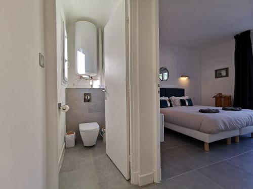 une chambre avec un grand lit et une salle de bain dans l'établissement Le SAINT PIERRE, à Nice
