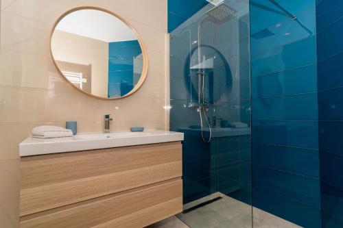 ein Bad mit einem Waschbecken und einem Spiegel in der Unterkunft LUXURY CONGRES in Nizza