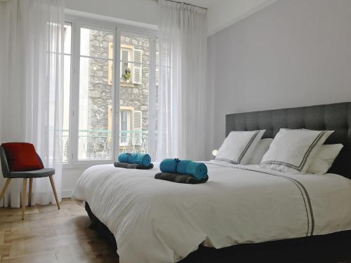 a bedroom with a large bed with two pillows on it at Appartement 'le Fontainebleau' in Nice