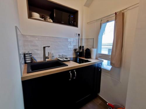 une cuisine avec un évier et un plan de travail dans l'établissement STUDIO PETIT OPERA, à Nice