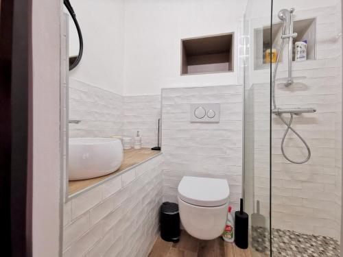 une salle de bain blanche avec un lavabo et des toilettes dans l'établissement STUDIO PETIT OPERA, à Nice