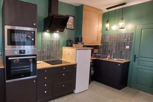 Il comprend une cuisine équipée d'un réfrigérateur et d'une cuisinière. four supérieur dans l'établissement L'air du large deux étoiles, à Dieppe