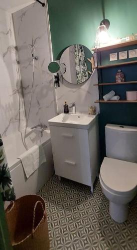 une salle de bain avec un lavabo, des toilettes et une douche dans l'établissement L'air du large deux étoiles, à Dieppe