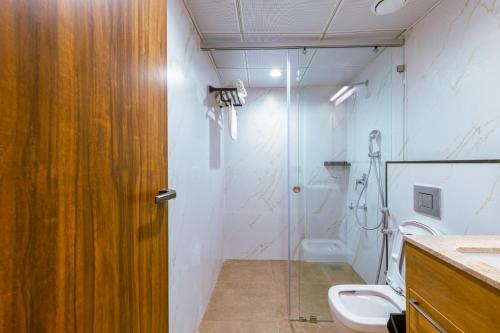 uma casa de banho com um chuveiro, um WC e um lavatório. em Avana- A Boutique Hotel em Hyderabad