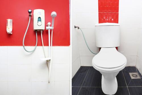 een badkamer met een toilet in een stal bij OYO 89654 My New Home Hotel in Gua Musang