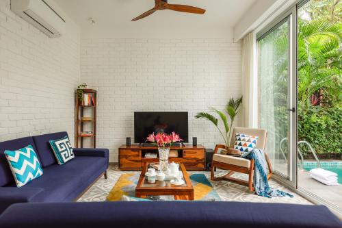 La Risa, 2 BHK Villas near Vagator Beach, Private Pool with Kitchen, Balcony, Securityにあるテレビまたはエンターテインメントセンター