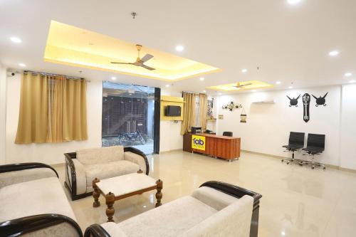 una sala de espera con sofás y un ventilador de techo en FabExpress Taj Residency en Nueva Delhi