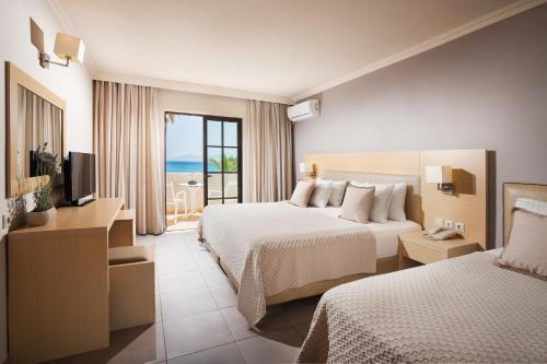 Posteľ alebo postele v izbe v ubytovaní Porto Bello Beach Hotel