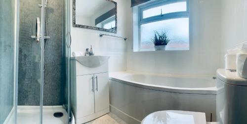 uma casa de banho com um chuveiro, um lavatório e um WC. em Deluxe Detached 3 bedroom house near Sheffield em Rotherham