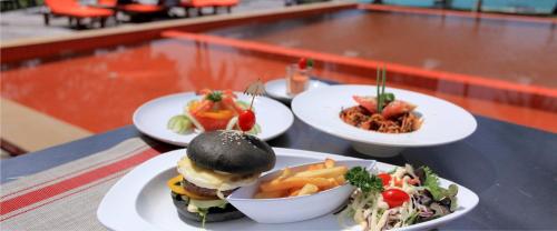 cuatro platos de comida en una mesa con platos de comida en Koh Kood Paradise Beach, en Ko Kood