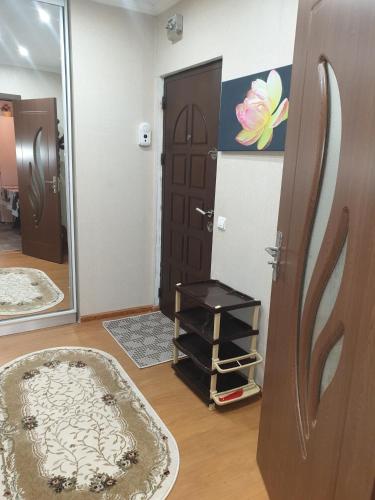 a room with a door and a rug and a mirror at Alin Apartament in Iaşi