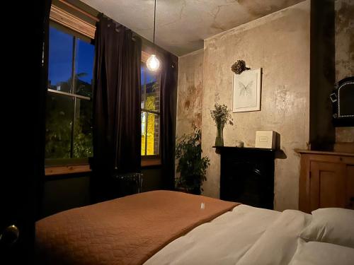 Schlafzimmer mit einem Bett und einem Fenster in der Unterkunft Campania & Jones House in London