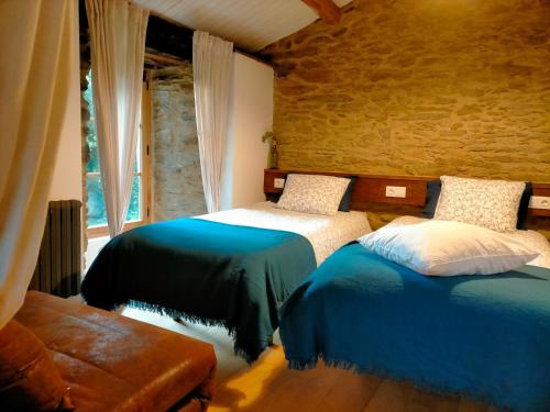 a bedroom with two beds and a window at Granja Labrada: Alojamiento con caballos in Santa María