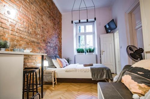 sala de estar con pared de ladrillo en LION apartments, en Cracovia