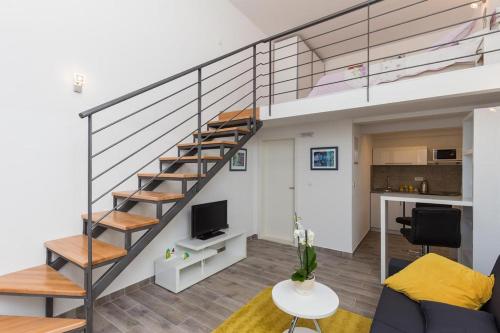 una sala de estar con una escalera en un loft en Pomet Delux Studio, en Dubrovnik