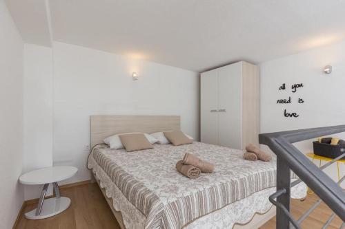 1 dormitorio con 1 cama en una habitación blanca en Pomet Delux Studio, en Dubrovnik