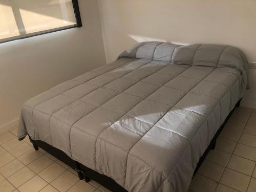 Una cama o camas en una habitación de Departamentos 3 Ambientes Cochera Punta Mogotes