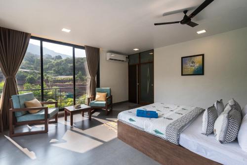 Katil atau katil-katil dalam bilik di SaffronStays Mountain Aer, Karjat