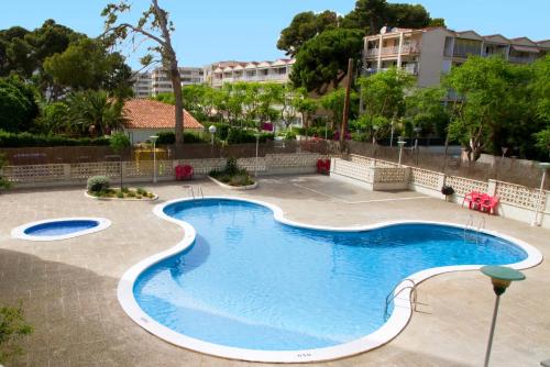 a swimming pool in the middle of a courtyard at Arquus Park in Salou