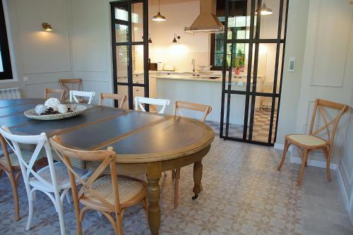 a dining room with a table and chairs and a kitchen at La Torre de Guardiola in Guardiola de Berguedà