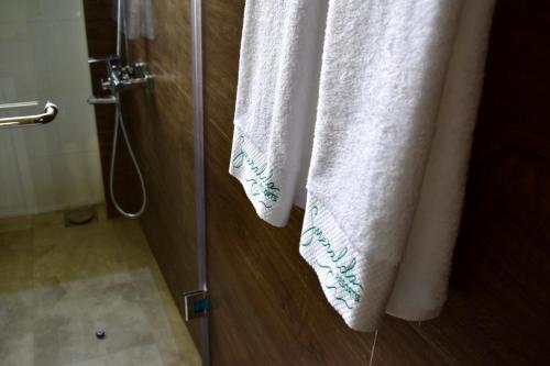 Bilik mandi di Smeralda Resorts Dikwella
