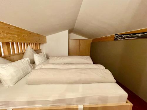 Postel nebo postele na pokoji v ubytování Arlen Lodge Hotel-Garni