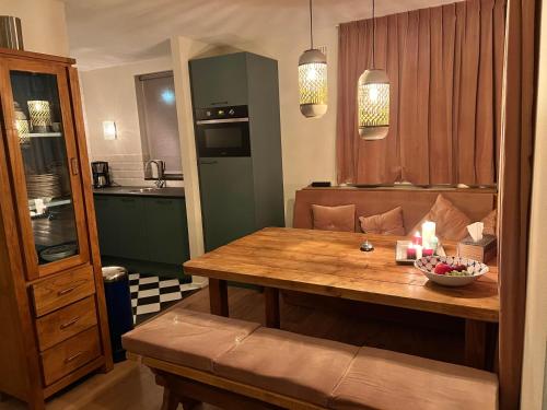Η κουζίνα ή μικρή κουζίνα στο Supergezellig vakantiehuis met hele grote tuin bij Nijmegen