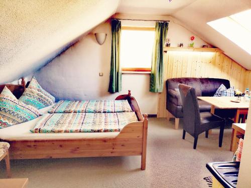 um quarto com uma cama, uma mesa e cadeiras em Ferienwohnungen Michel em Weimar