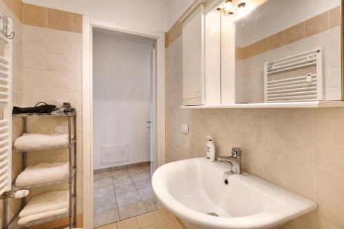 een badkamer met een wastafel en een spiegel bij Condomino Alba Chiara 6 in Loano