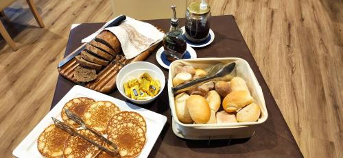 una mesa con varias bandejas de comida. en Hotel Bondi en Livigno