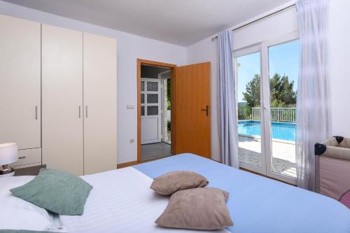 sypialnia z łóżkiem z 2 poduszkami w obiekcie Holiday Villa Perna w Orebiciu