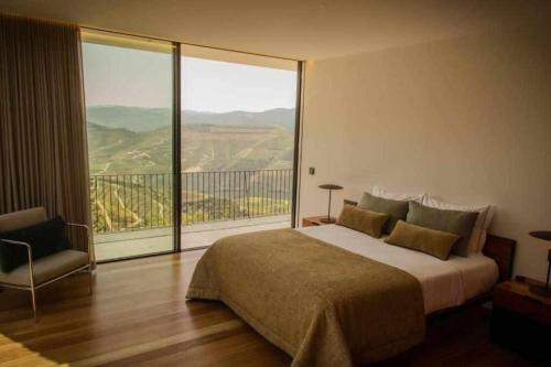 Casal de LoivosにあるQuinta Vale das Papasのベッドルーム(大型ベッド1台、大きな窓付)