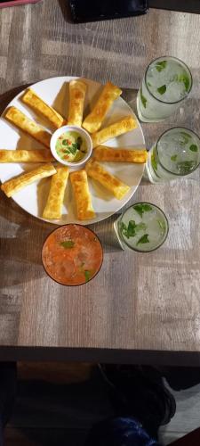 un plato con papas fritas y salsa en una mesa en COSMOPOLITAN INN, en Ventanilla