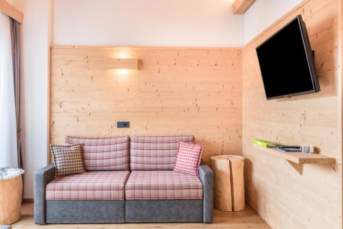 a living room with a couch and a flat screen tv at Hatzes App Raschötz in Laion