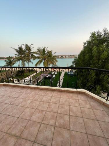 a balcony with a view of the water at درة العروس فيلا البيلسان الشاطي الازرق in Durat  Alarous