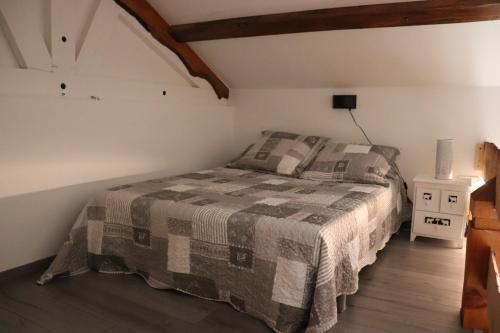 Ένα ή περισσότερα κρεβάτια σε δωμάτιο στο La villa du mas lachamp