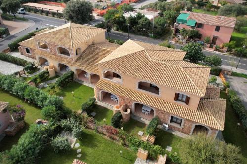 an aerial view of a house with a roof at Ville del Mar in San Teodoro