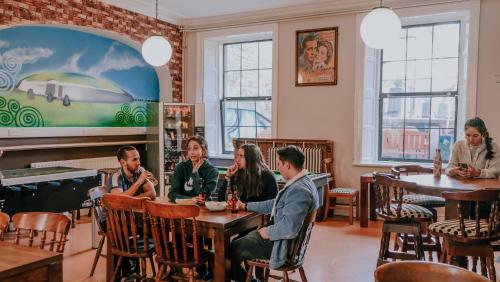 eine Gruppe von Menschen, die an einem Tisch in einem Restaurant sitzen in der Unterkunft Canbe Gardiner House in Dublin