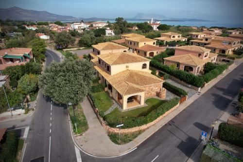 an aerial view of a house with a street at Ville del Mar in San Teodoro