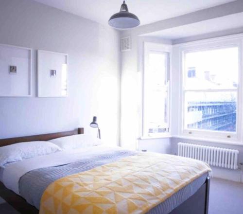 Rúm í herbergi á Stunning 3-Bed House in London with free parking