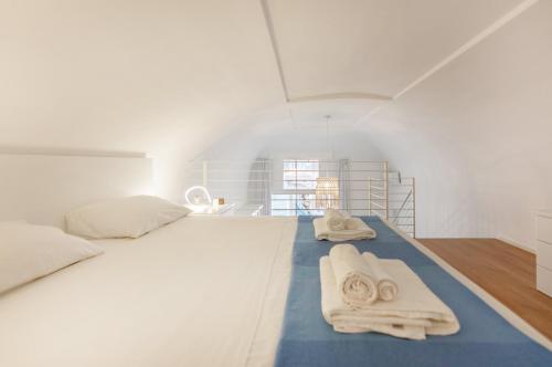 ein Schlafzimmer mit einem Bett mit Handtüchern darauf in der Unterkunft TORRETTA CORRICELLA - Punta Miseno in Procida