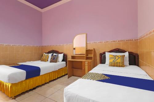 Säng eller sängar i ett rum på SPOT ON 91930 Hotel Citra Dewi 4 Manunggal