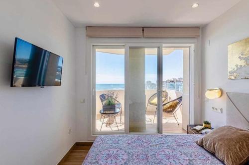 1 dormitorio con cama y vistas al océano en 797 Holiday Rentals - Benalbeach- Moderno piso para 5 con vistas al mar, en Benalmádena